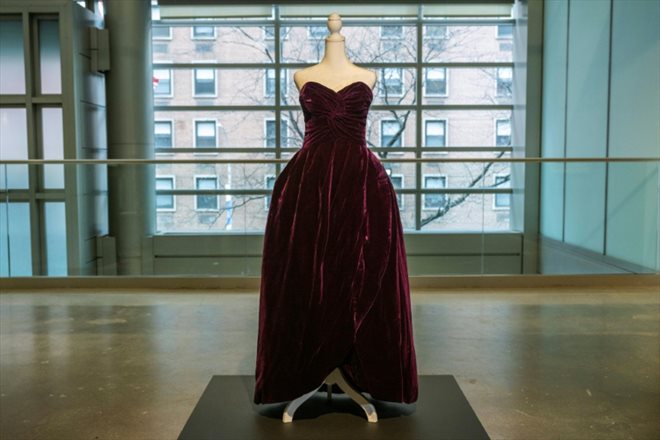 Une robe de la princesse Diana exposée chez Sotheby's avant une vente aux enchères, le 20 janvier 2023 à New York 