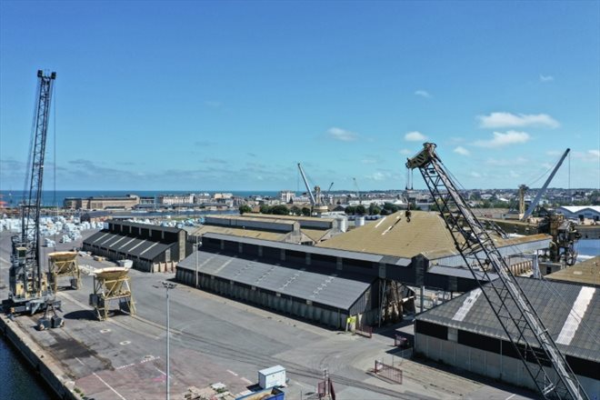 Hangars de stockage au port de Saint-Malo, dans le département d'Ille-et-Vilaine, le 7 juillet 2020