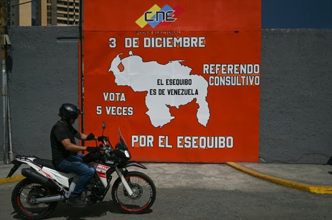 Une affiche de campagne pour un référendum  sur l'annexion de la région de l'Essequibo administrée par le Guyana voisin, le 28 novembre 2023 à Caracas, au Venezuela