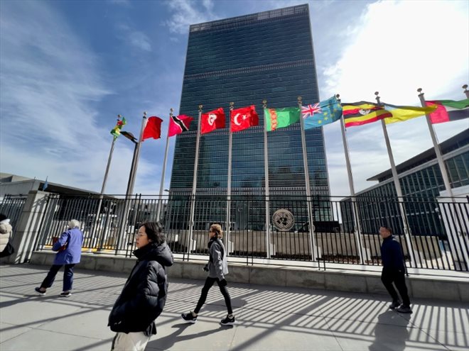 Des personnes marchent devant le siège des Nations Unies à New York le 3 mars 2023