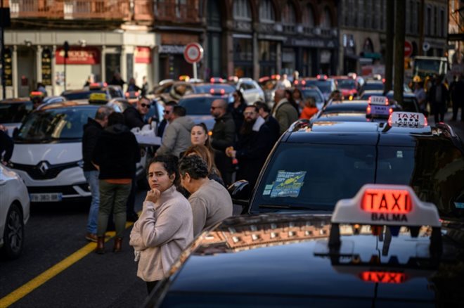 Manifestation de taxis contre le covoiturage pour aller chez le médecin, le 11 décembre 2023 à Toulouse
