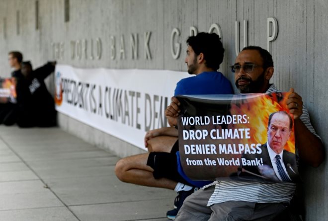 Des militants écologiques lors d'une action devant le siège de la Banque Mondiale, à Washington le 22 septembre 2022