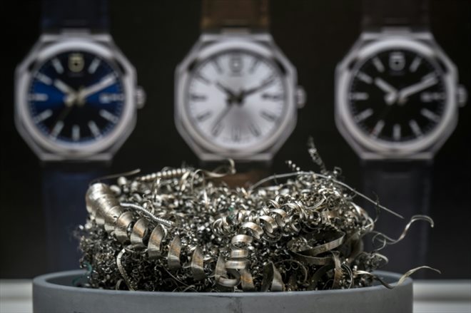 Des pièces en acier inoxydable recyclé devant des photos de montres-bracelets modèle Circular de la start-up suisse ID Geneve, le 4 décembre 2023 à Genève