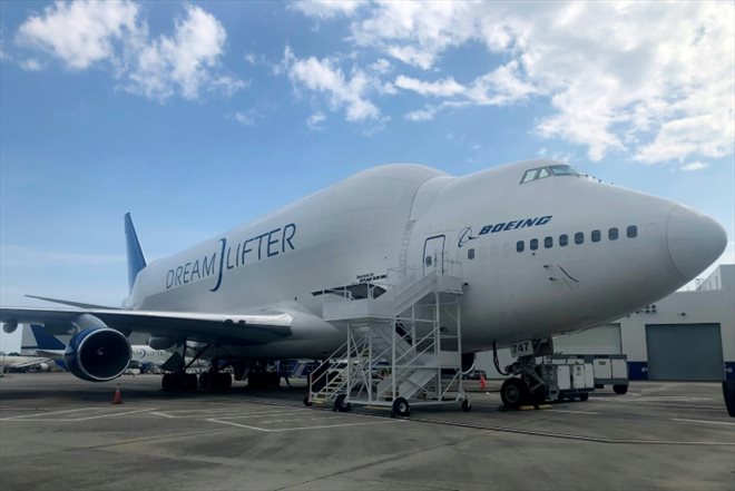 Le Dreamlifter, un avion modifié spécialement pour transporter des pièces du Boeing 787, sur le parking du site de North Charleston, en Caroline du Nord