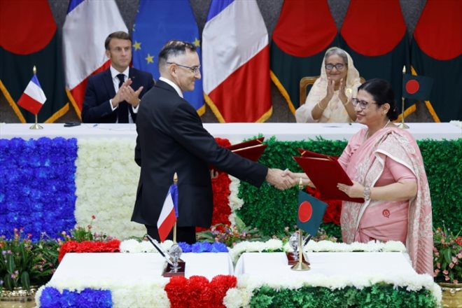 Le président Emmanuel Macron (g) et la Première ministre bangladaise Sheikh Hasina lors de la signature d'accords bilatéraux, le 11 septembre 2023 à Dacca