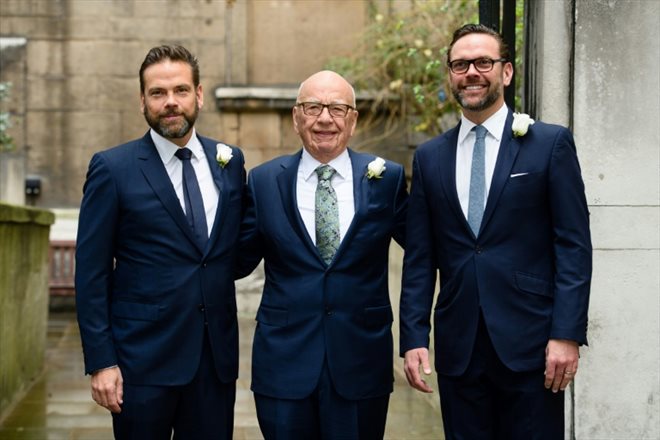 Rupert Murdoch, avec ses fils Lachlan (g),  et James (d), le 5 mars 2016 à Londres