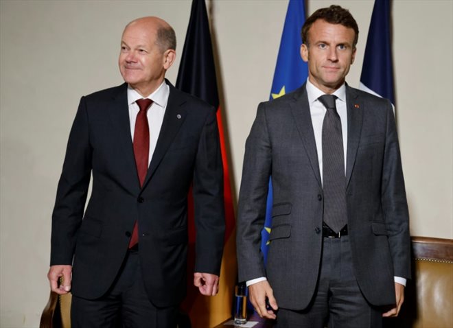 Le chancelier allemand Olaf Scholz (à gauche) et le président français Emmanuel Macron, le 6 octobre 2022 à Prague
