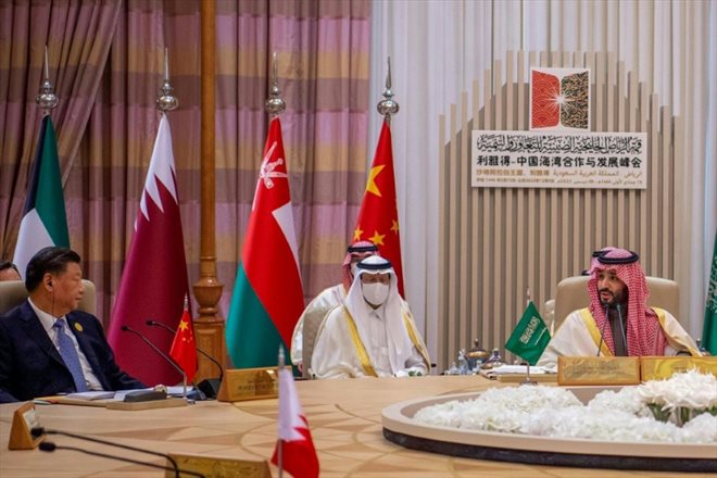 Photo fournie par l'agence de presse saoudienne SPA du prince héritier saoudien Mohammed ben Salmane (d) et du président chinois Xi Jinping, le 9 décembre 2022 à Ryad