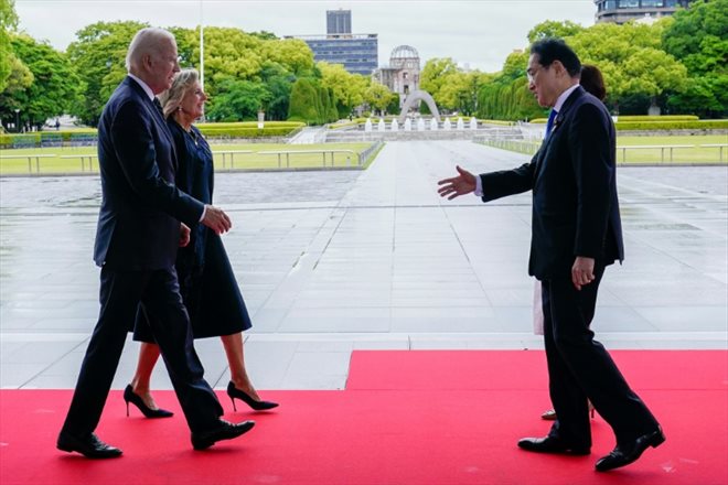 Le Premier ministre japonais Fumio Kishida (à droite) accueille le président américain Joe Biden et la première dame Jill Biden au parc du Mémorial de la paix à Hiroshima, le 19 mai 2023
