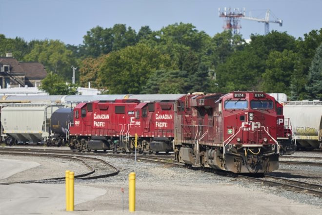 Des locomotives du Canadien Pacifique Kansas City (CPKC) à l'arrêt à London, le 23 août 2024 au Canada