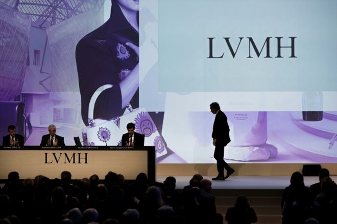 Le patron du numéro un mondial du luxe Bernard Arnault à son arrivée pour prononcer son discours à l'AG de LVMH à Paris, le 20 avril 2023 