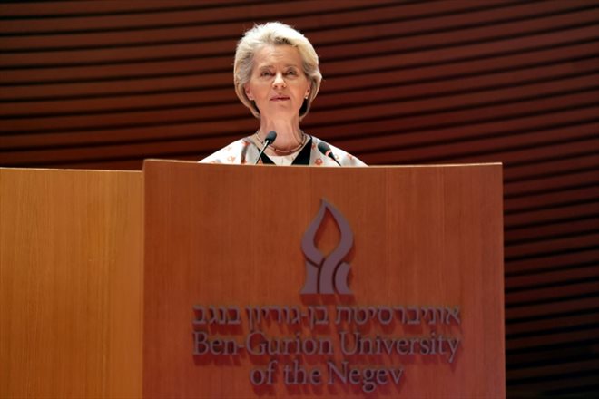 La présidente de la Commission européenne, Ursula von der Leyen prononce un discours à l'Université Ben-Gourion du Néguev, dans le sud d'Israël, le 14 juin 2022