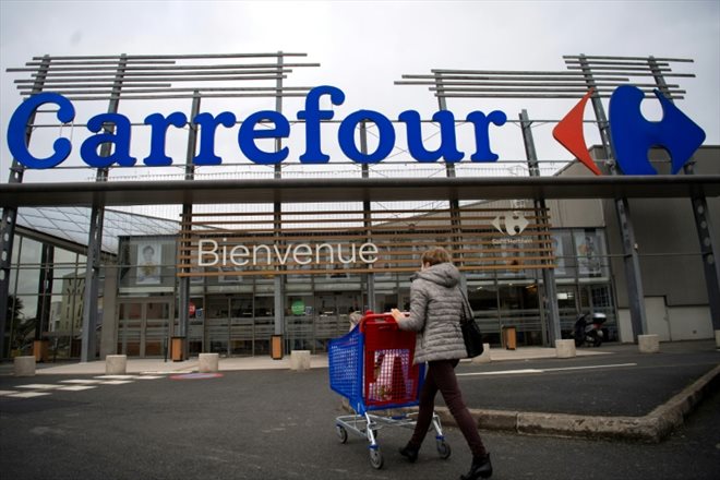 Une femme entre dans un magasin Carrefour le 13 janvier 2021 à Saint-Herblain (Loire-Atlantique), près de Nantes