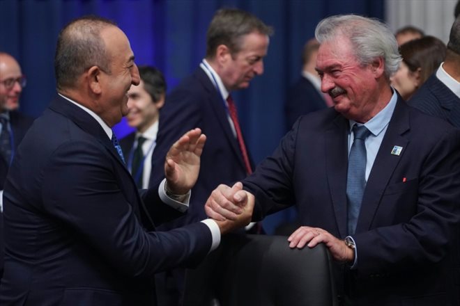 Le ministre des Affaires étrangères turc Mevlut Cavusoglu et son homologue luxembourgeois Jean Asselborn, avant une réunion de l'Otan à Bucarest, le 29 novembre 2022