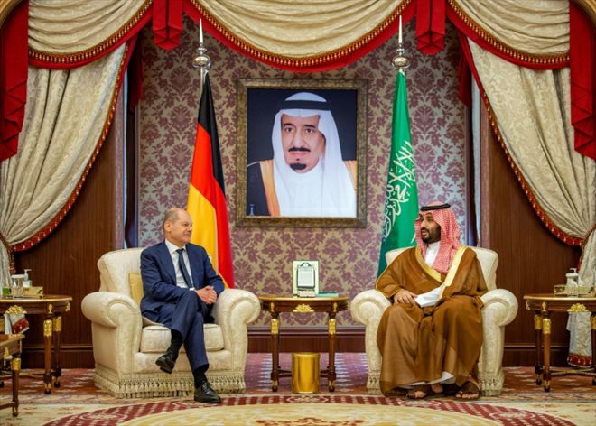 Le chancelier allemand Olaf Scholz (g) reçu par le prince héritier Mohammed ben Salmane, le 24 septembre 2022 à Jeddah, en Arabie saoudite