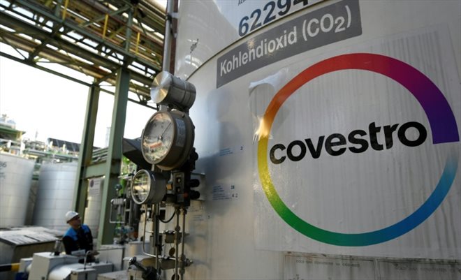 Un employé de l'entreprise chimique Covestro vérifie la présence de dioxyde de carbone dans un réservoir de l'usine de Dormagen, dans l'ouest de l'Allemagne, le 11 février 2020