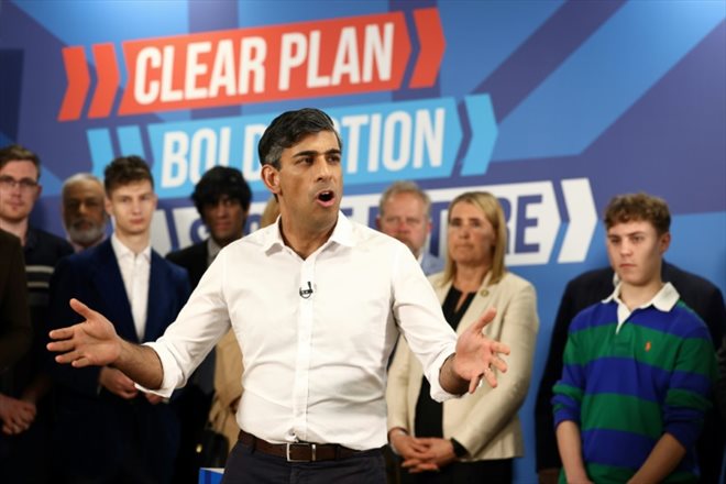 Le Premier ministre conservateur Rishi Sunak à Leeds, dans le nord de l'Angleterre, le 27 juin 2024