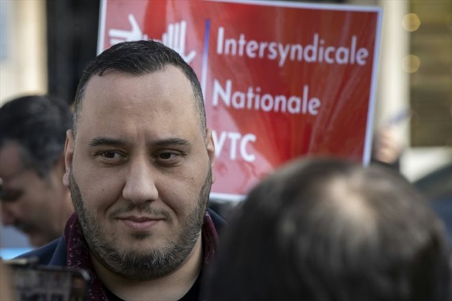 Brahim Ben Ali, secrétaire général de l'Intersyndicale nationale VTC (INV), le 28 mars 2022 lors d'une manifesttaion à Paris