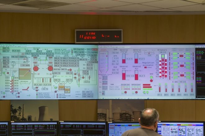 Un opérateur devant les écrans de la salle de commande de la centrale Emile Huchet de GazelEnergie à Saint-Avold (Moselle), le 14 févrer 2022.