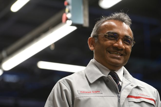 Ashwani Gupta, le directeur opérationnel de Nissan, lors d'une conférence de presse dans une usine du groupe à Sunderland (nord-est de l'Angleterre) le 1er juillet 2021