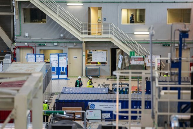 Des opérateurs dans la salle des machines de l'EPR de Flamanville, le 14 juin 2022