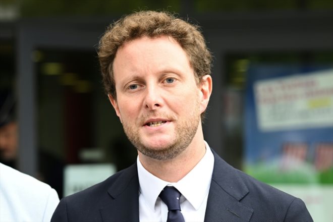 Le ministre délégué aux Transports Clément Beaune à Mézieres-sur-Seine, dans les Yvelines, le 28 juillet 2023
