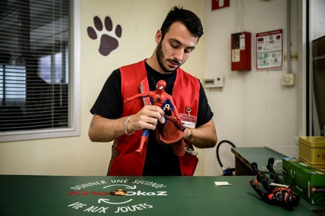 Un employé de King Okaz nettoie et désinfecte un jouet d'occasion à Saint-Marcel-lès-Valence, dans la Drôme, le 29 septembre 2022