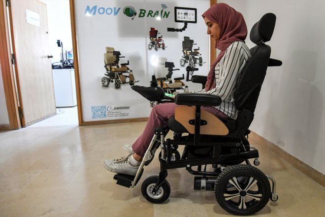 L'ingénieure tunisienne Souleima Ben Tamime teste un prototype du nouveau système de fauteuil roulant de son équipe dans un laboratoire de Tunis, le 6 juin 2024