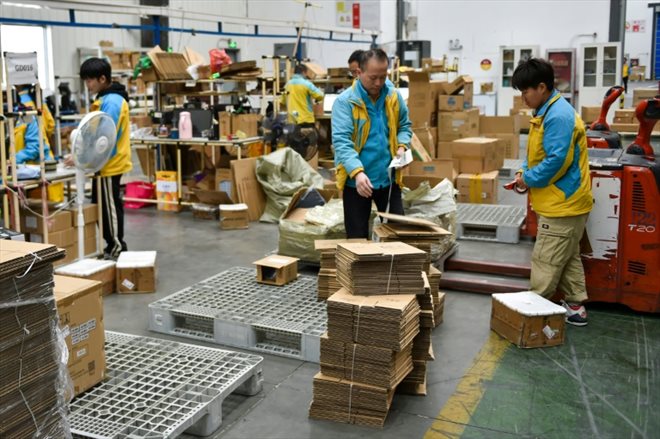 Des ouvriers préparent des colis pour la Fête des célibataires, énorme opération de soldes en Chine, le 10 novembre 2023 dans un entrepot à Nanjing