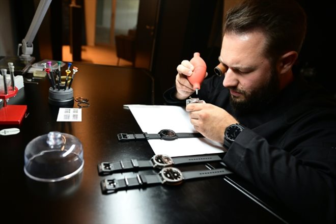 L'horloger Romain Thiriet travaille sur une montre Apose, le 8 juin 2022 à Mulhouse, dans le Haut-Rhin