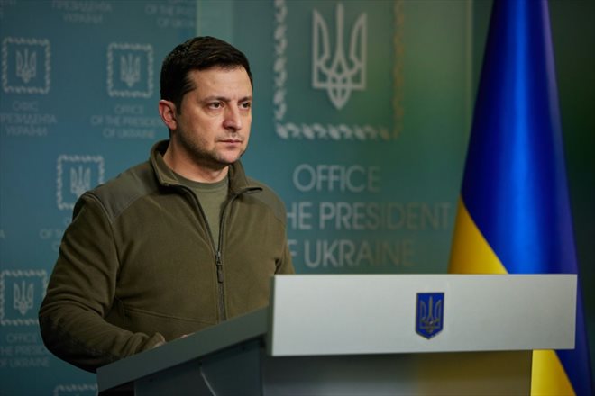 Le président ukrainien Volodymyr Zelensky s'adresse à la nation au lendemain de l'invasion russe en Ukraine, le 25 février 2022 à Kiev