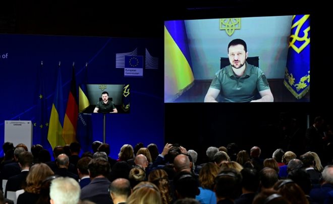 Le président ukrainien Volodymyr Zelensky s'adresse par vidéo aux participants de la conférence internationale pour la reconstruction de l'Ukraine, le 25 octobre 2022 à Berlin