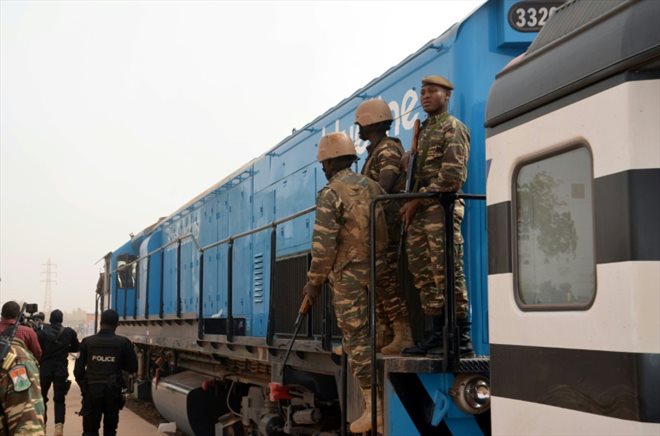 Arrivée d'un train à la gare de Niamey, le 29 janvier 2016, lors de l'inauguration dd'une ligne ferroviaire construite par le groupe français Bolloré