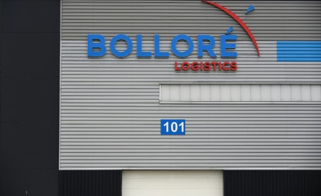 Le logo de Bolloré Logistics sur un bâtiment du groupe à l'aéroport Roissy-Charles De Gaulle, en avril 2019