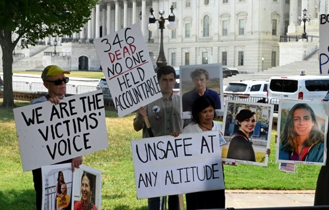 Des proches de victimes des deux crashes de Boeing 737 Max, en 2018 et 2019, devant le Capitole à Washington le 18 juin 2024