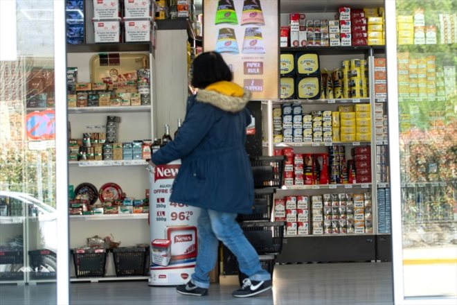 Une cliente dans un magasin vendant des cigarettes et du tabac, le 19 avril 2024 à Les, en Espagne