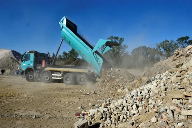 Un camion décharge des gravats sur le site de Recyca66, qui recycle les déchets du BTP, le 3 mai 2023 à Baho, dans les Pyrénées-Orientales