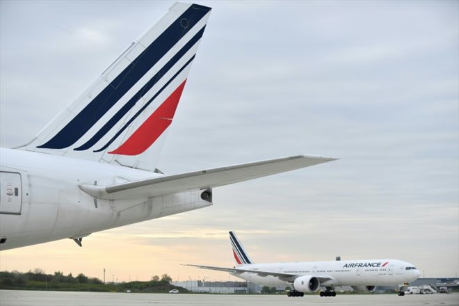 Des avions de la compagnie Air France à l'aéroport Roissy-Charles-de-Gaulle près de Paris, le 26 avril 2023 