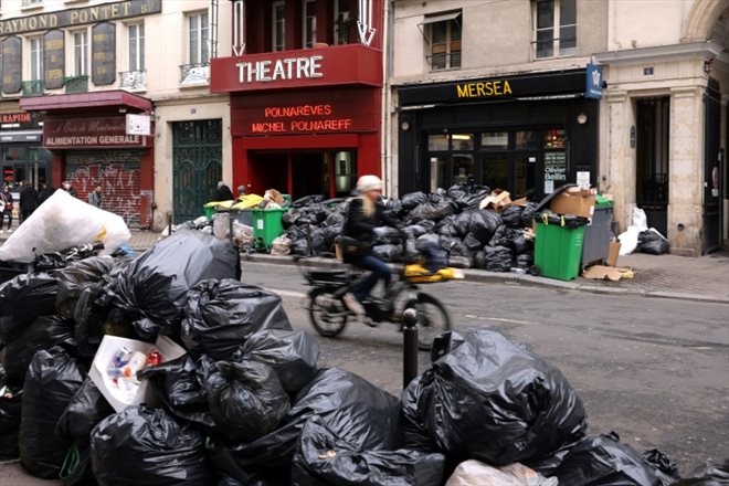 Les poubelles s'accumulent dans une rue de Paris touchée par la grève des éboueurs opposés à la réforme des retraites, le 10 mars 2023