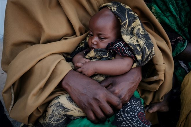 Un bébé de trois mois récemment arrivé avec sa famille dans un camp de déplacés à Baidoa (Somalie), le 13 février 2022