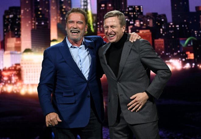 L'acteur et ancien gouverneur de Californie Arnold Schwarzenegger aux côté du patron de BMW, Oliver Zipse, au salon de l'électronique grand public CES à Las Vegas