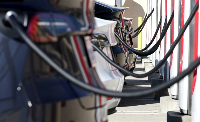 Des voitures électriques Tesla en cours de recharge, à Burbank (Californie) le 16 janvier 2024