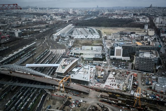 Vue de la gare du Grand Paris en construction au pied de la Tour Pleyel, le 7 février 2024 à Saint-Denis, en Seine-Saint-Denis