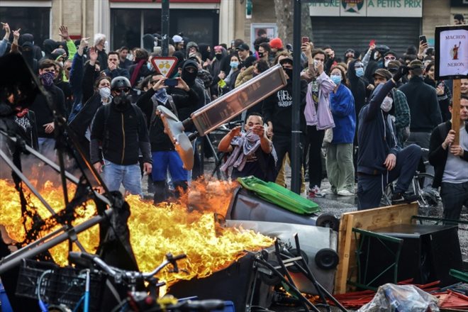 Des manifestants alimentent un feu de rue, lors d'une mobilisation contre la réforme des retraites, le 23 mars 2023 à Toulouse