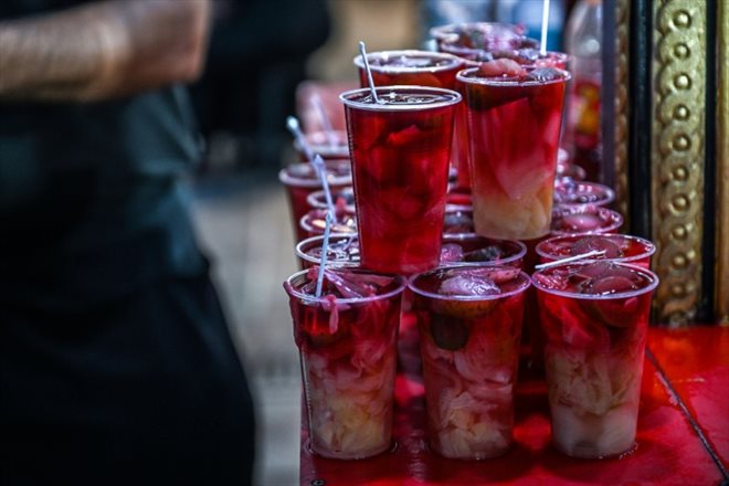 Un vendeur ambulant prépare des cornichons marinés dans le quartier d'Eminonu à Istanbul, le 29 août 2024