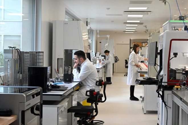 Des employés de Lesaffre, géant mondial de la fermentation, au nouveau campus du groupe inauguré à Marc-en-Baroeul, près de Lille, le 13 octobre 2022 dans le Nord