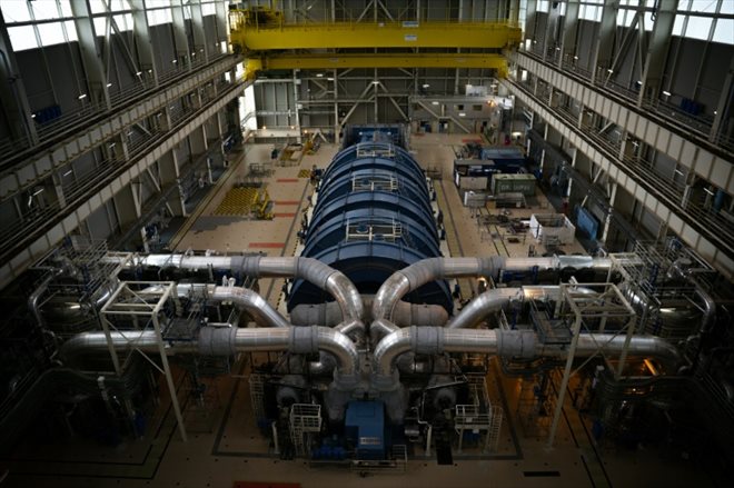 Le groupe turbo-alternateur dans la zone des machines de la centrale nucléaire de Flamanville, le 25 avril 2024 dans la Manche