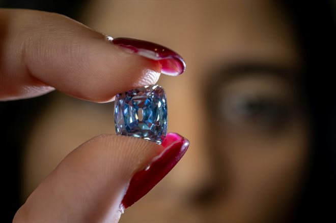 Diamant bleu - non monté - de 5,53 carats, un des huit diamants de la Collection bleue exceptionnelle de De Beers, mis aux enchères par Sotheby's le 9 novembre 2022