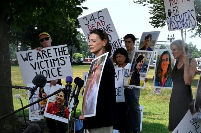 Des familles de victimes d'un crash d'un avion Boeing manifestent à Washington le 18 juin 2024