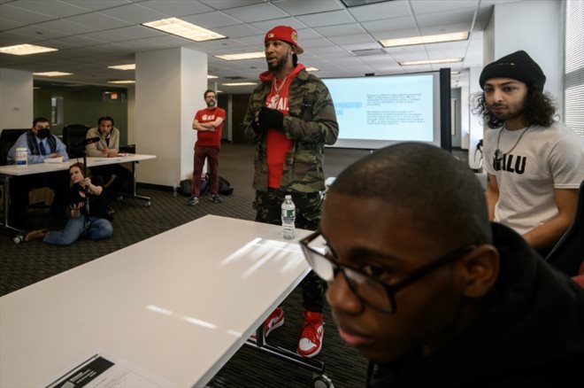 Christian Smalls (centre) pendant un événement d'ALU à New York le 11 mars 2022